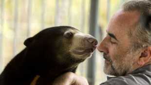 Antoine Duléry et Chanee sur la terre des ours